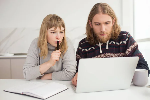 Porträtt Ung Omtänksamma Paret Sitter Och Arbetar Laptop Tillsammans Hemma — Stockfoto