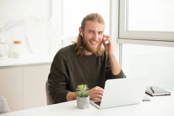 Retrato Jovem Homem Alegre Fones Ouvido Sentado Mesa Com Laptop — Fotografia de Stock