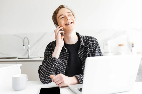 Retrato Jovem Sorridente Sentado Feliz Falando Seu Celular Cozinha Casa — Fotografia de Stock