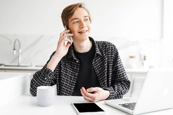 Retrato Del Hombre Sonriente Sentado Hablando Teléfono Celular Mientras Felizmente — Foto de Stock