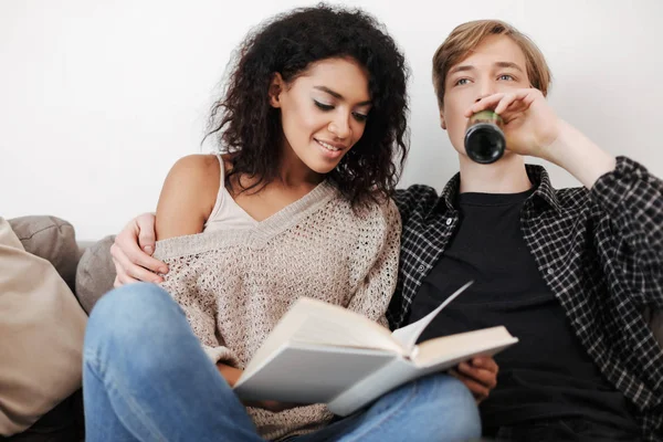 Porträt Einer Lächelnden Dame Mit Buch Und Eines Jungen Mannes — Stockfoto