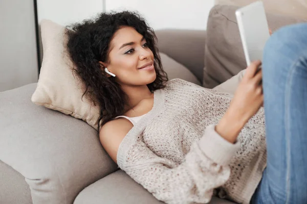 Ritratto Donna Sorridente Con Capelli Ricci Scuri Cuffia Sdraiata Sul — Foto Stock