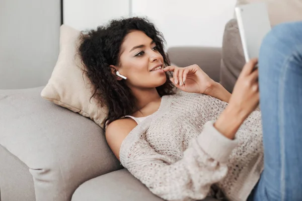 Nahaufnahme Foto Der Schönen Dame Mit Dunklem Lockigem Haar Kopfhörer — Stockfoto