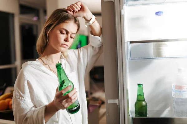 Portret Van Jonge Vrouw Staande Keuken Buurt Van Open Koelkast — Stockfoto