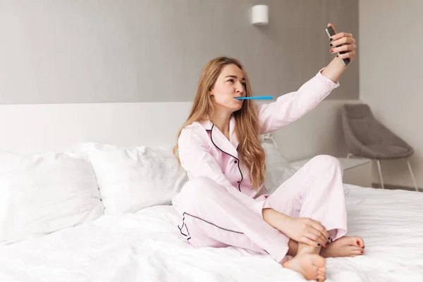 Retrato Jovem Senhora Bonito Sentado Cama Com Escova Dentes Tirar — Fotografia de Stock