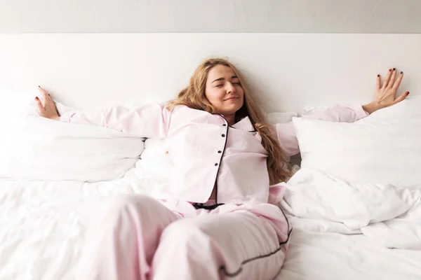 Portret Van Mooie Lachende Dame Roze Pyjama Liggend Bed Thuis — Stockfoto