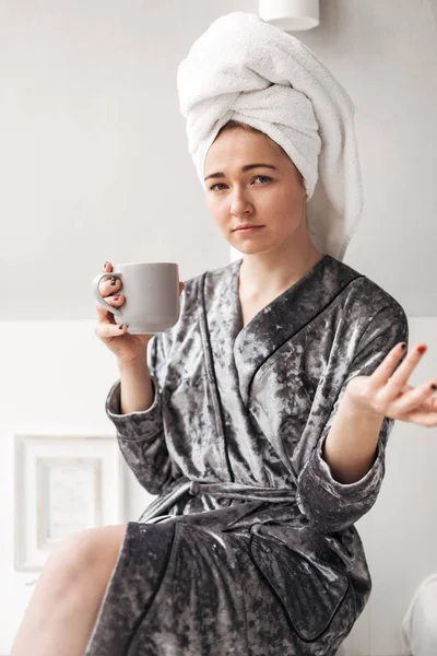 Portret Młodej Kobiety Aksamitne Szaty Siedzi Ręcznikiem Głowie Puchar Ręce — Zdjęcie stockowe