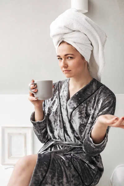 Portret Damy Velvet Robe Siedzący Ręcznikiem Głowie Puchar Ręku Starannie — Zdjęcie stockowe
