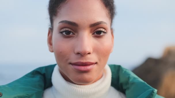 Cerca Hermosa Chica Afroamericana Sonriendo Mirando Ensueño Cámara Aire Libre — Vídeos de Stock