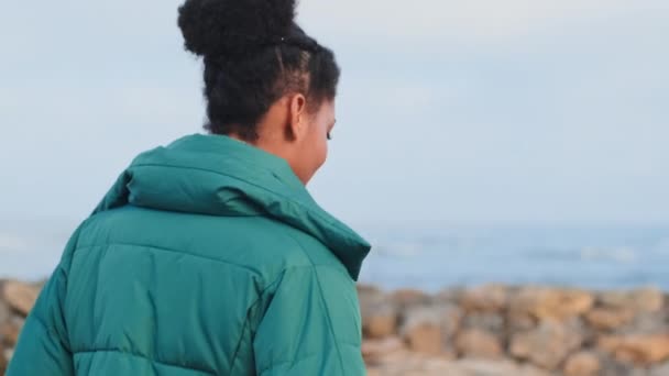 Atraente Elegante Menina Afro Americana Jaqueta Sonhadoramente Andando Pelo Mar — Vídeo de Stock