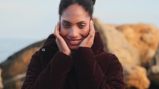 Primer Plano Hermosa Sonriente Chica Afroamericana Felizmente Mirando Cámara Posando — Vídeo de stock