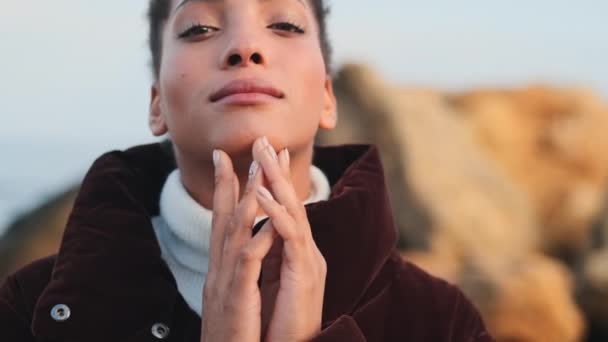 Close Tiro Bela Menina Afro Americana Concurso Sonhadoramente Olhando Câmera — Vídeo de Stock