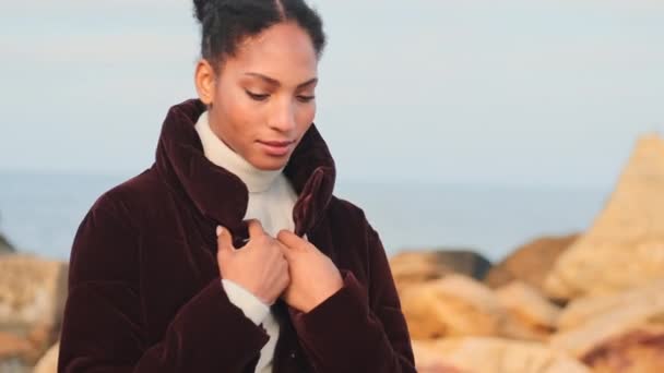 Primer Plano Plano Hermosa Chica Afroamericana Casual Chaqueta Ensueño Caminando — Vídeos de Stock