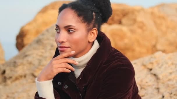 Gyönyörű Alkalmi Afro Amerikai Lány Kabát Álmodik Kövek Tenger Mellett — Stock videók