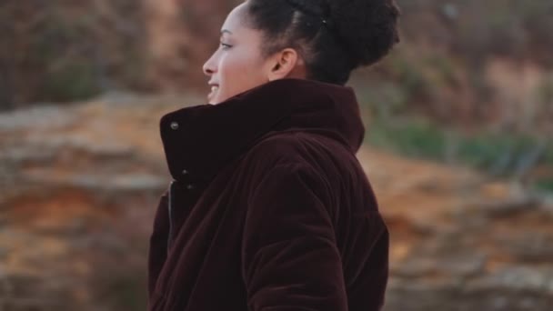 Слідуючи Пострілом Привабливої Афроамериканської Дівчини Тупій Куртці Радістю Розмовляючи Мобільному — стокове відео