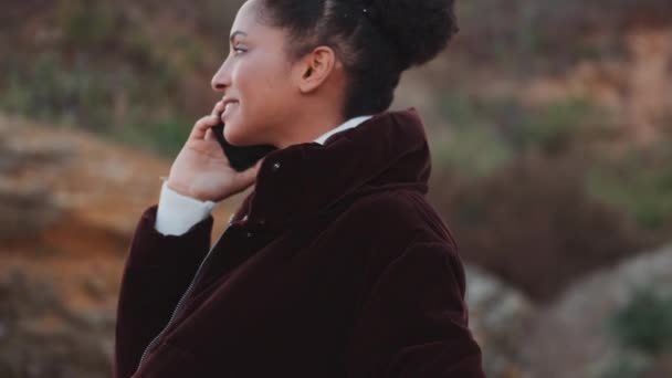 Rastreamento Torno Tiro Menina Afro Americana Casual Alegre Casaco Alegremente — Vídeo de Stock