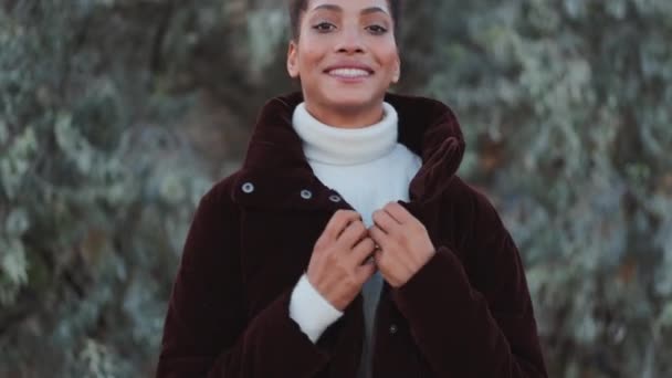 Vacker Positiv Afroamerikansk Flicka Dunjacka Glatt Tittar Kameran Utomhus — Stockvideo