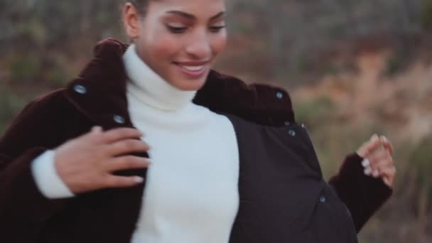 Gyönyörű Vidám Afro Amerikai Lány Kabátban Boldogan Ugrándozik Szabadban — Stock videók