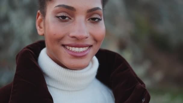 Primer Plano Sonriente Chica Afroamericana Chaqueta Felizmente Mirando Cámara Aire — Vídeos de Stock