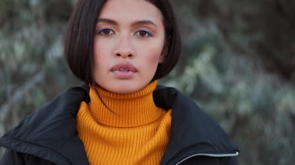 Närbild Skott Underbara Asiatiska Flicka Intensivt Tittar Kameran Utomhus — Stockvideo