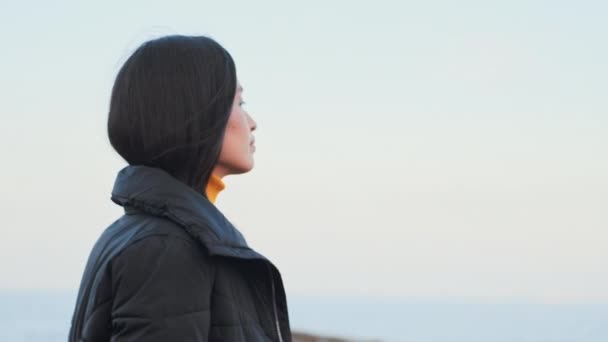 Medium Shot Beautiful Asian Girl Jacket Dreamily Walking Alone Sea — Stock Video