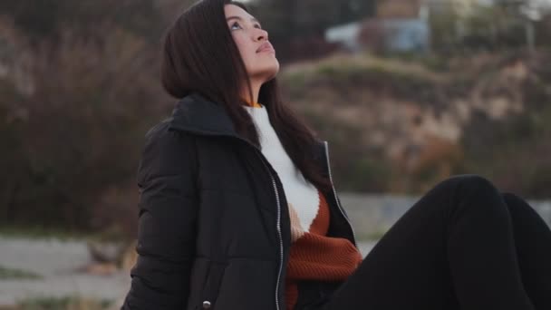 Gyönyörű Alkalmi Ázsiai Lány Kabát Álmodozva Pihen Egyedül Tengerparton — Stock videók
