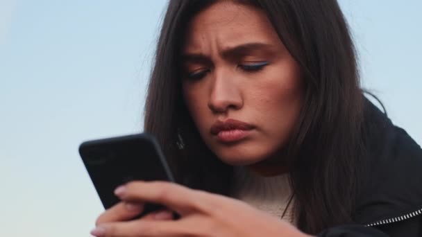 Cerca Molesto Chica Morena Asiática Tristemente Utilizando Teléfono Celular Aire — Vídeo de stock