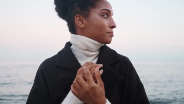 Beautiful Stylish African American Girl Dreamily Looking Camera Posing Sea — Stock Video