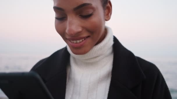 Közelkép Csinos Afro Amerikai Lány Boldogan Használja Mobiltelefon Tenger Mellett — Stock videók