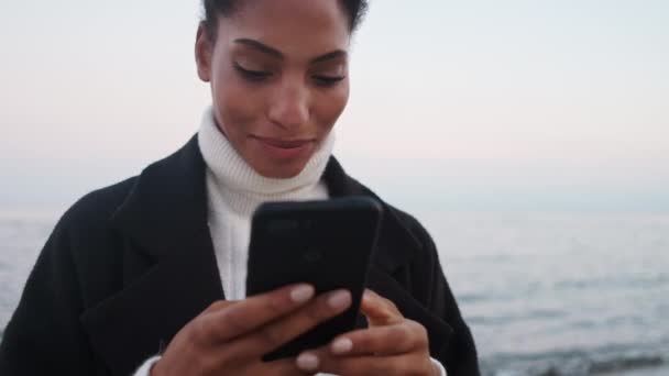 Atraente Menina Afro Americana Pensativo Mensagens Texto Usando Celular Pelo — Vídeo de Stock