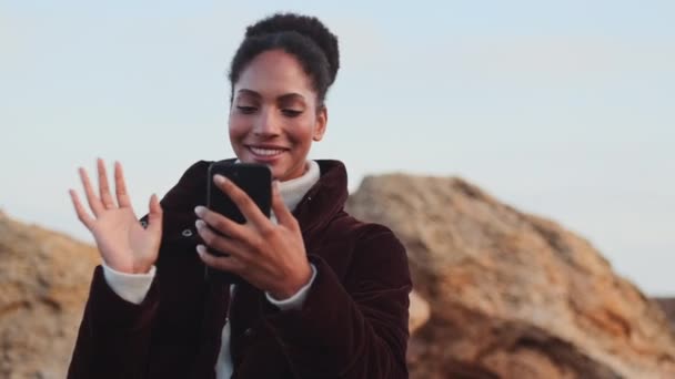 Gyönyörű Afro Amerikai Lány Boldogan Beszél Video Chat Mobiltelefon Szabadban — Stock videók