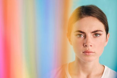 Kendine güvenen ciddi kız renkli plastik pipetlerden kameraya dikkatlice bakıyor. Plastik pipet kullanmayı bırak.