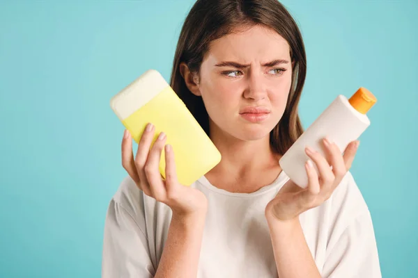 Deluso ragazza con rifiuti di plastica in mano purtroppo guardando altrove su sfondo colorato — Foto Stock