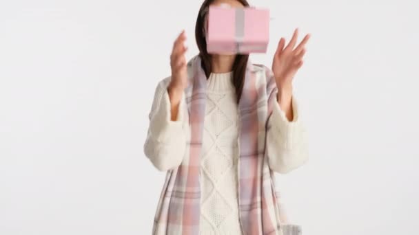 보드라운 몸매의 매력적 소녀가 행복하게 상자를 던진다 — 비디오