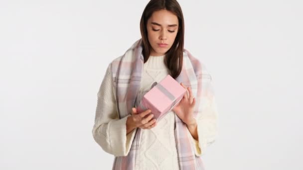 Ragazza Sognante Con Plaid Accogliente Sulle Spalle Scuotendo Confezione Regalo — Video Stock