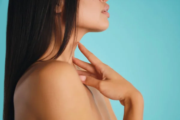 Közelkép oldalnézetben szexi ázsiai barna lány érzékien pózol át színes háttér — Stock Fotó