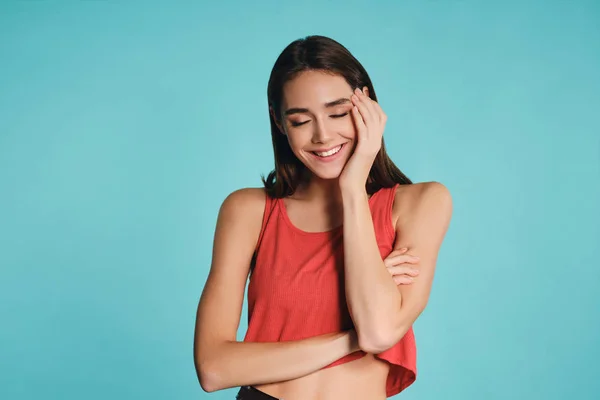 Vrij vrolijk casual meisje gelukkig sluiten ogen poseren over kleurrijke achtergrond — Stockfoto