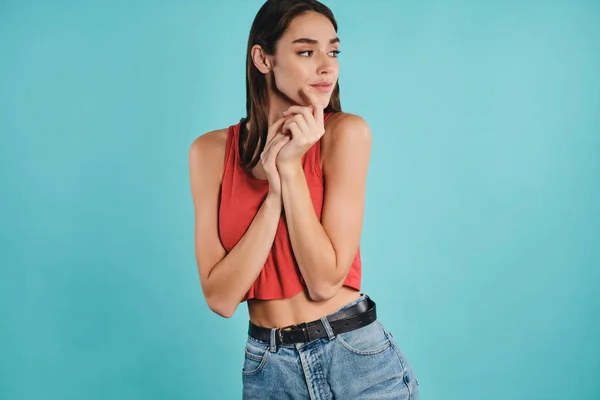 Menina casual bonita confiantemente olhando na câmera sobre fundo colorido — Fotografia de Stock