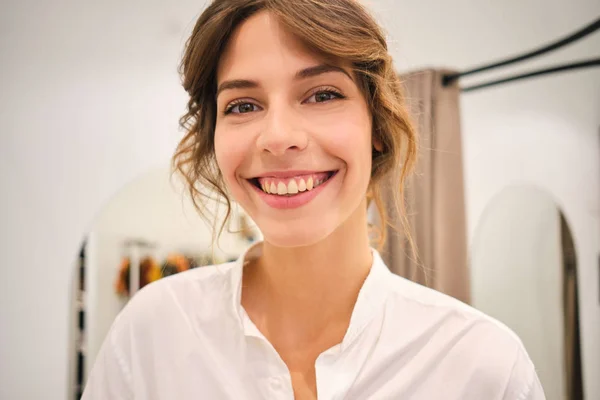 Retrato de jovem bela mulher sorridente feliz olhando na câmera interior — Fotografia de Stock