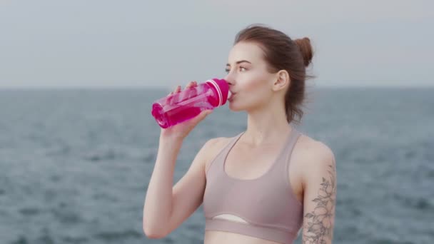 Tirador Medio Mujer Atractiva Joven Agua Potable Deportiva Superior Después — Vídeos de Stock