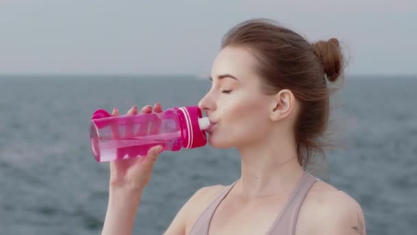 Retrato Una Joven Atractiva Mujer Agua Potable Deportiva Después Del — Vídeo de stock