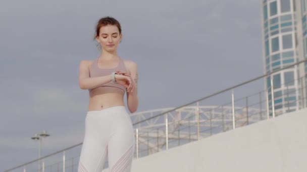 Mujer Atractiva Joven Top Deportivo Con Confianza Comprobar Reloj Inteligente — Vídeos de Stock