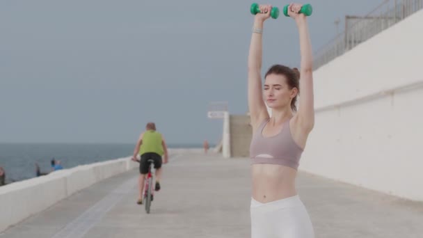 Jeune Femme Sportive Inspirante Faisant Des Exercices Main Avec Des — Video