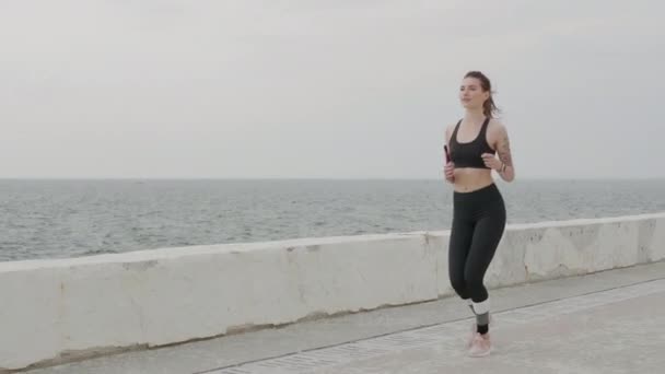 Jeune Belle Femme Sportive Dans Des Vêtements Sport Élégants Courir — Video