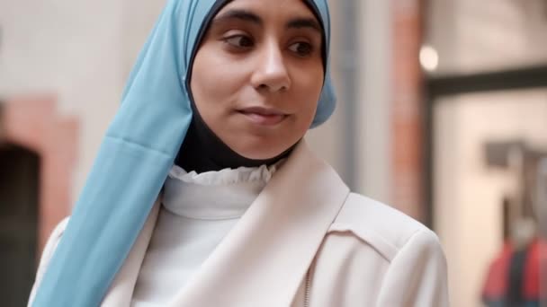 Närbild Skott Ung Arabisk Kvinna Drömskt Tittar Bort Promenader Genom — Stockvideo