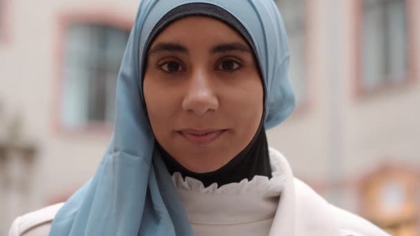 Πορτρέτο Της Νεαρής Ελκυστικής Αραβικής Γυναίκας Κοιτάζοντας Χαρούμενα Στην Κάμερα — Αρχείο Βίντεο