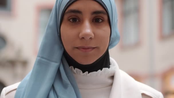 Porträtt Ung Vacker Arabisk Kvinna Tittar Intensivt Kameran Stadens Gata — Stockvideo