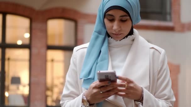 Jonge Aantrekkelijke Arabische Vrouw Bedachtzaam Gebruik Van Mobiele Telefoon Straat — Stockvideo