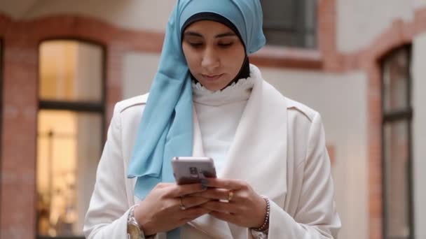 Jonge Aantrekkelijke Glimlachende Arabische Vrouw Gelukkig Met Behulp Van Mobiele — Stockvideo