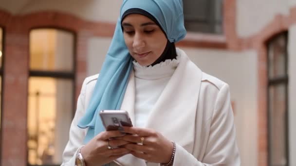 Młoda Arabka Pewnie Używa Telefonu Komórkowego Ulicy Miejskiej — Wideo stockowe